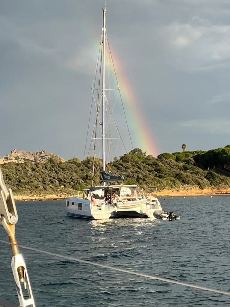 Privaatne katamaraani rent Sardiinias vikerkaare all