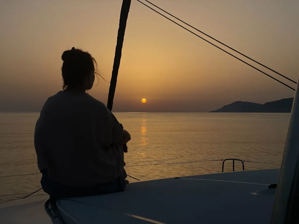 Luksuslik purjereis Vahemerel: romantiline päikeseloojang katamaraani tekil